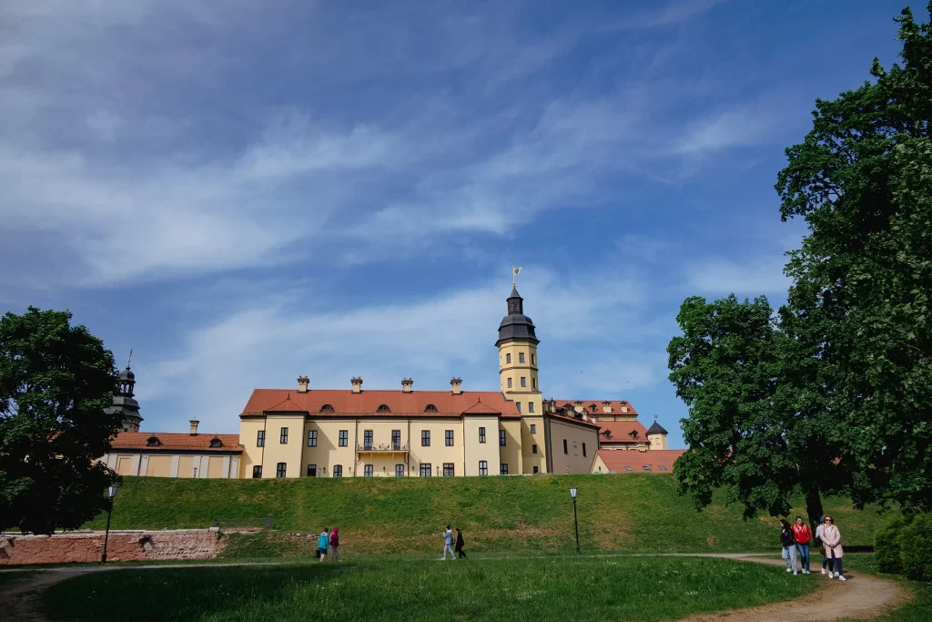 Туристы гуляют около Несвижского замка в Несвиже, Беларусь