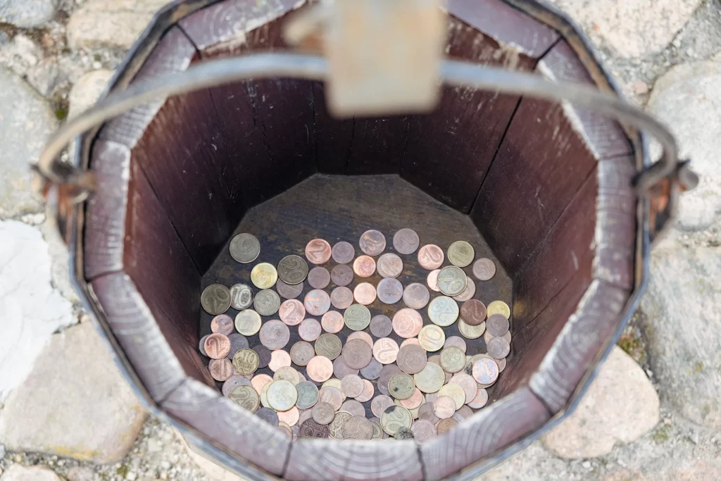 Монетки в колодце Несвижского замка, Несвиж, Беларусь