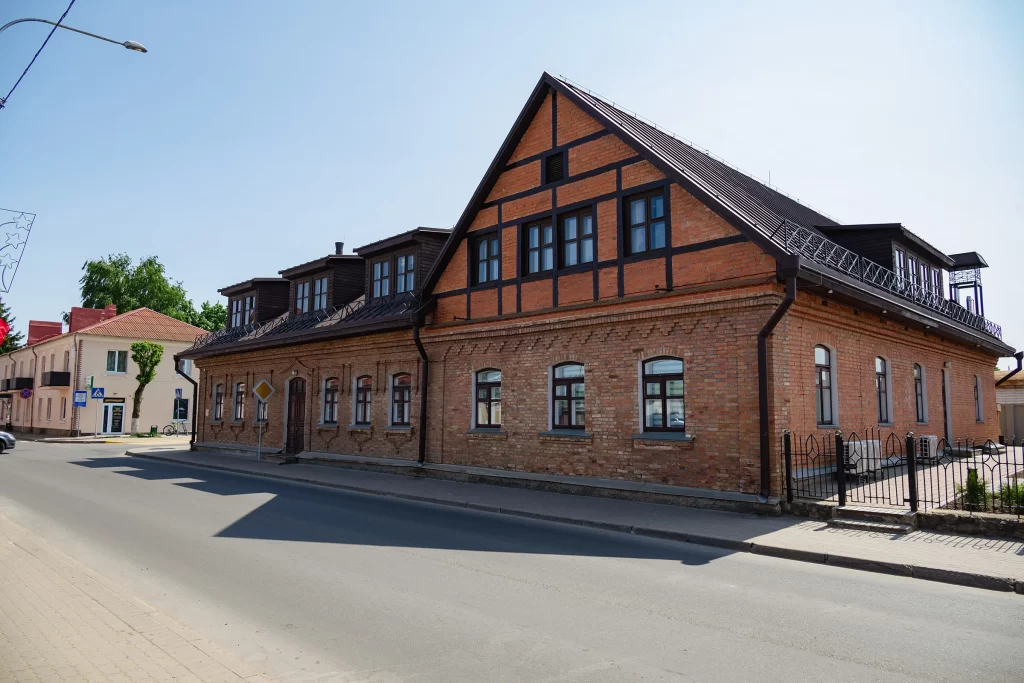 Рядовая застройка со старинными зданиями в городе Несвиж, Беларусь