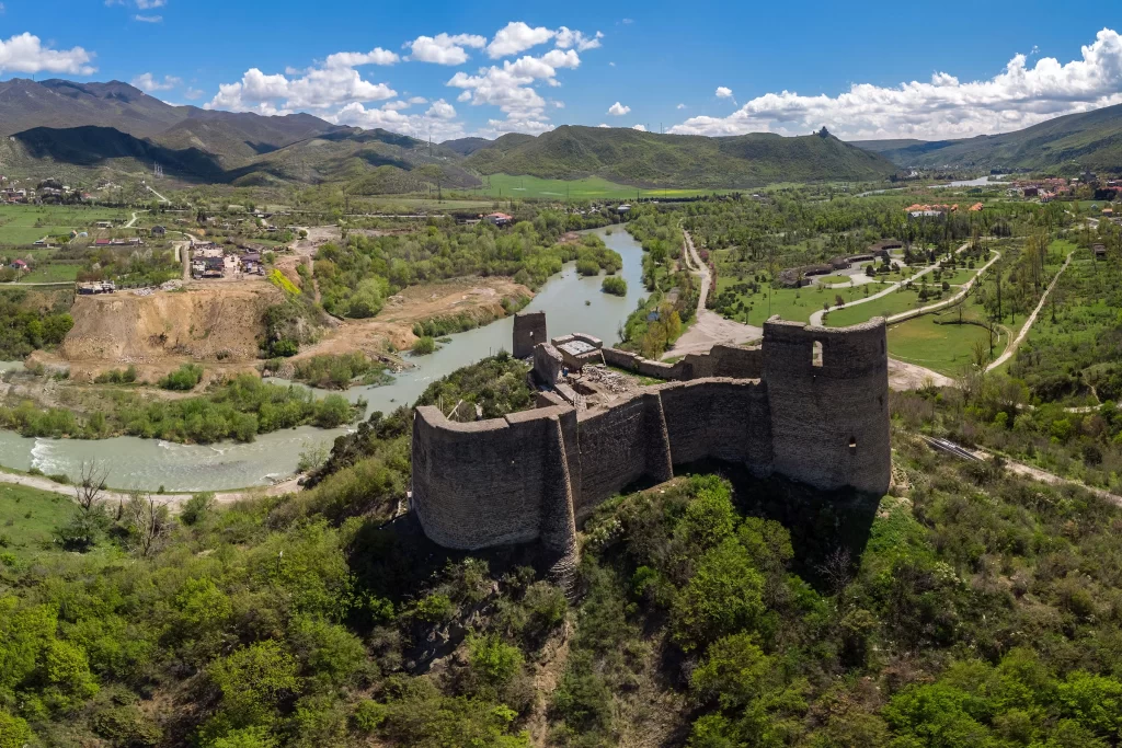 Руины крепости Бебрисцихе в Мцхете, Грузия