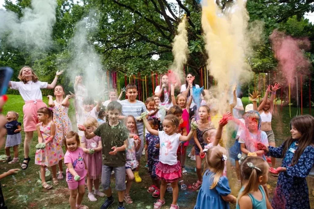 Дети во время фестиваля красок ToyDay, Минск, Беларусь