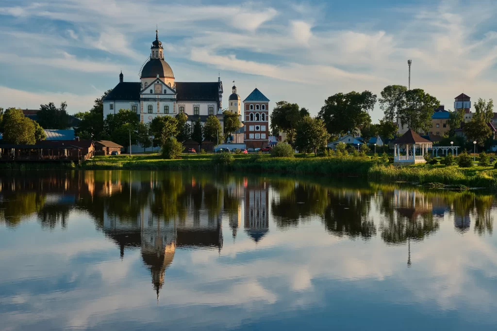 Вид на костел Божьего тела и Замковую башню в Несвиже, Беларусь 