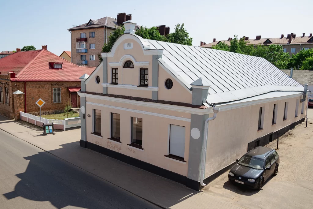 Рядовая застройка со старинными зданиями в городе Несвиж, Беларусь