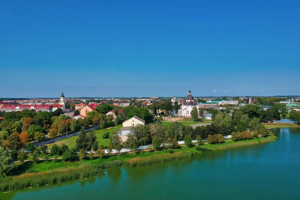 Вид с воздуха на Несвиж и Фарный костел, Несвиж, Беларусь