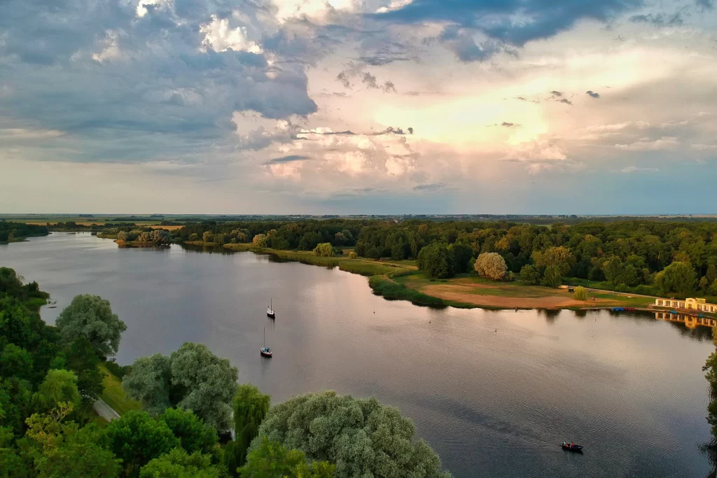 Вид с воздуха на парковые пруды в Несвиже, Беларусь