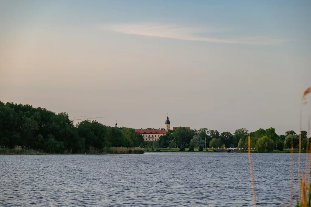 Вид на замок через пруд, Несвиж, Беларусь