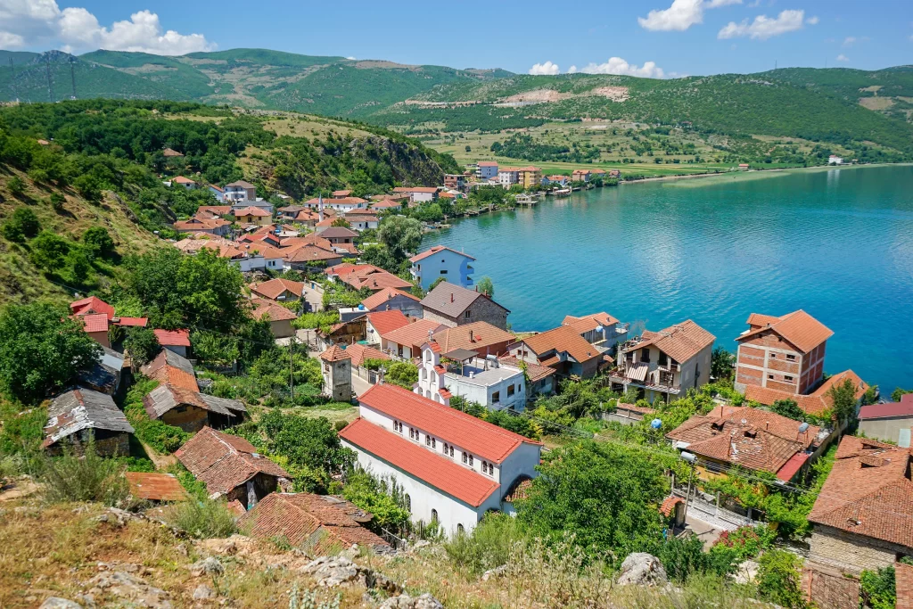 Вид сверху на Охридское озеро и деревню, Албания