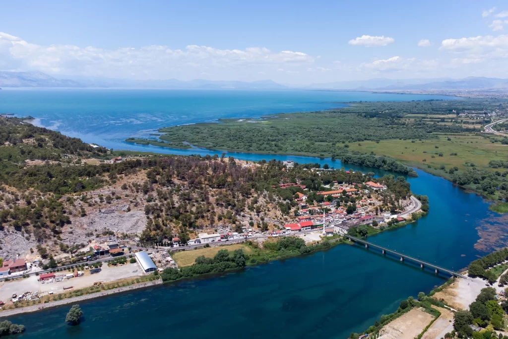 Вид с воздуха на город и озеро Шкодер, Албания