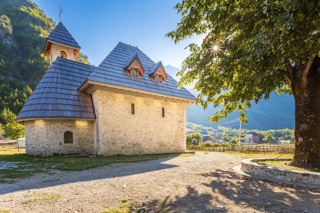 Каменная церковь в деревне Сэс, Албания. 