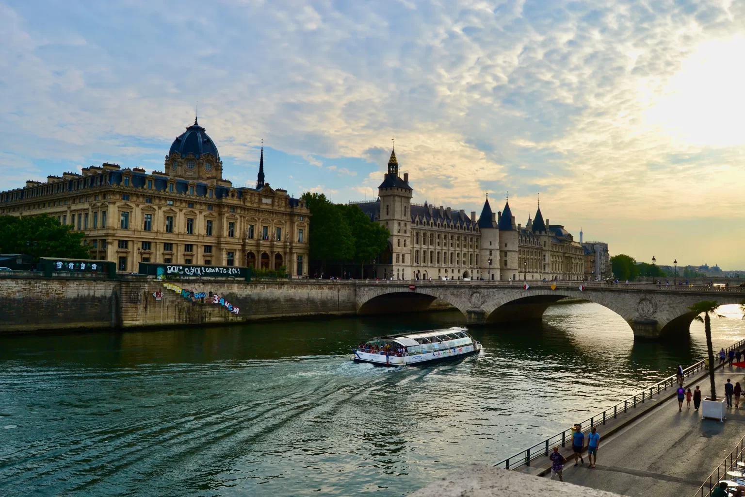 В Париже чистят Сену. Скоро там разрешат купаться