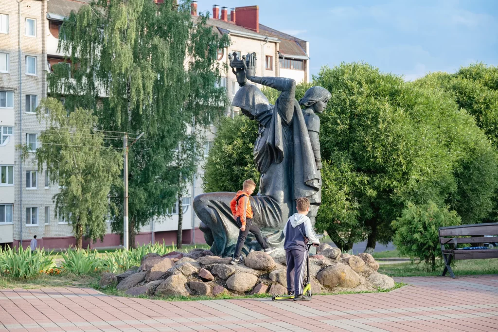 Памятник Рогнеде и Изяславу, Заславль, Беларусь
