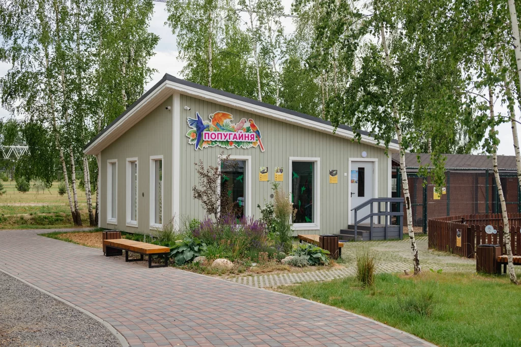 Попугайня в зоопарке "Акварель", Беларусь