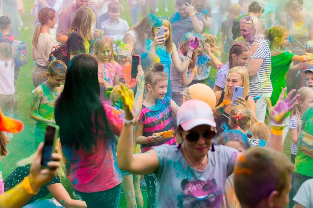 Дети и взрослые во время фестиваля красок в комплексе "Дудутки"