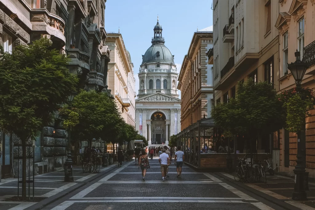 Люди прогуливаются рядом с базиликой Святого Стефана в Будапеште, Венгрия
