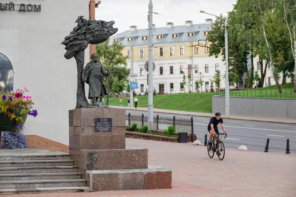 Памятник Язепу Дроздовичу в Троицком предместье, Минск, Беларусь