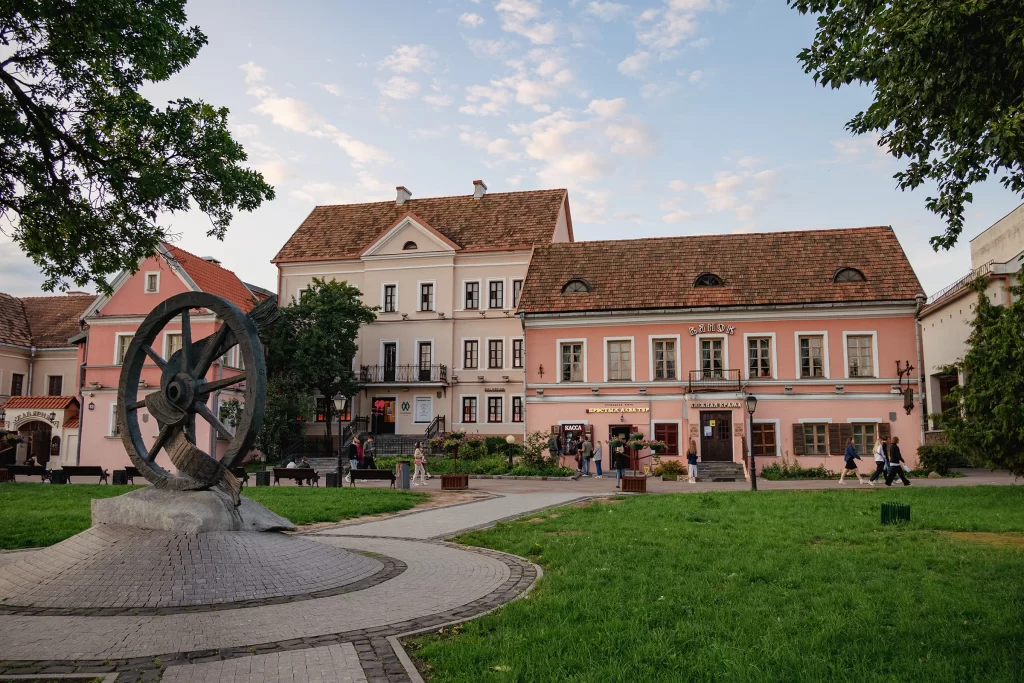 Памятник "Беларусам замежжа" в Троицком предместье, Минск, Беларусь