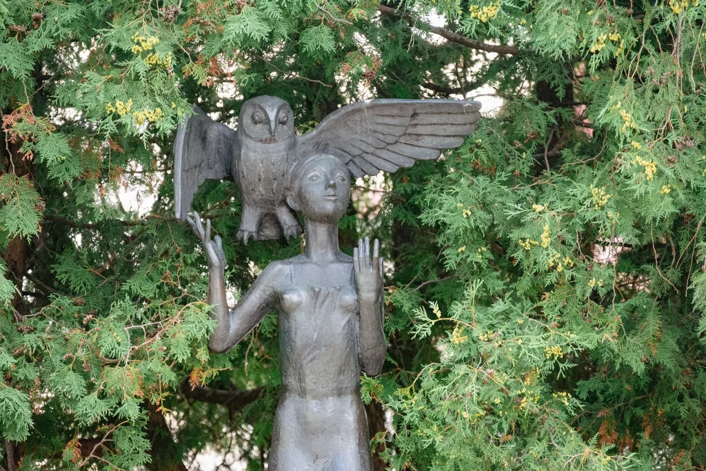 Памятник "Девочка с совой" в Троицком предместье, Минск, Беларусь