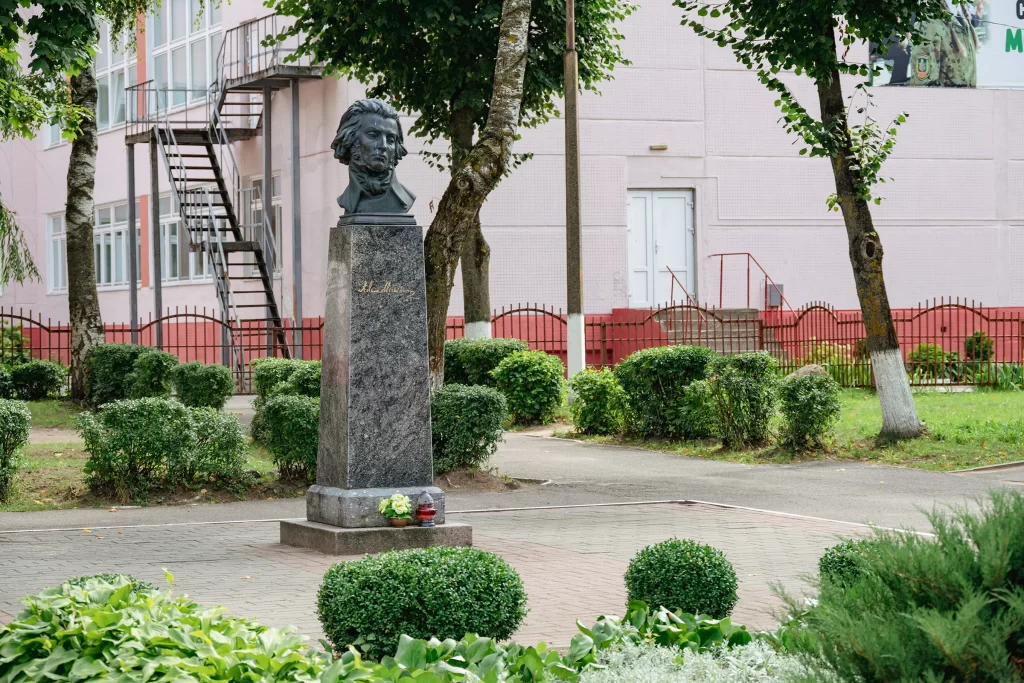 Памятник Адаму Мицкевичу в Лиде, Беларусь