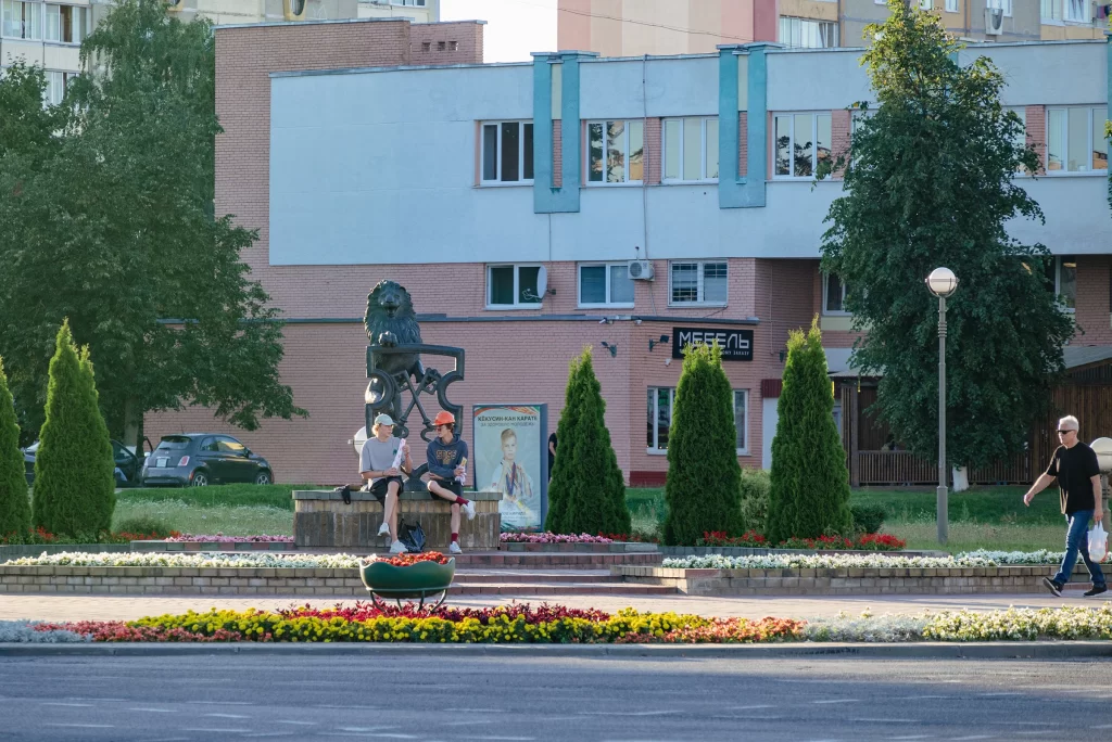 Лев с ключами - бронзовый герб города Лида, Беларусь