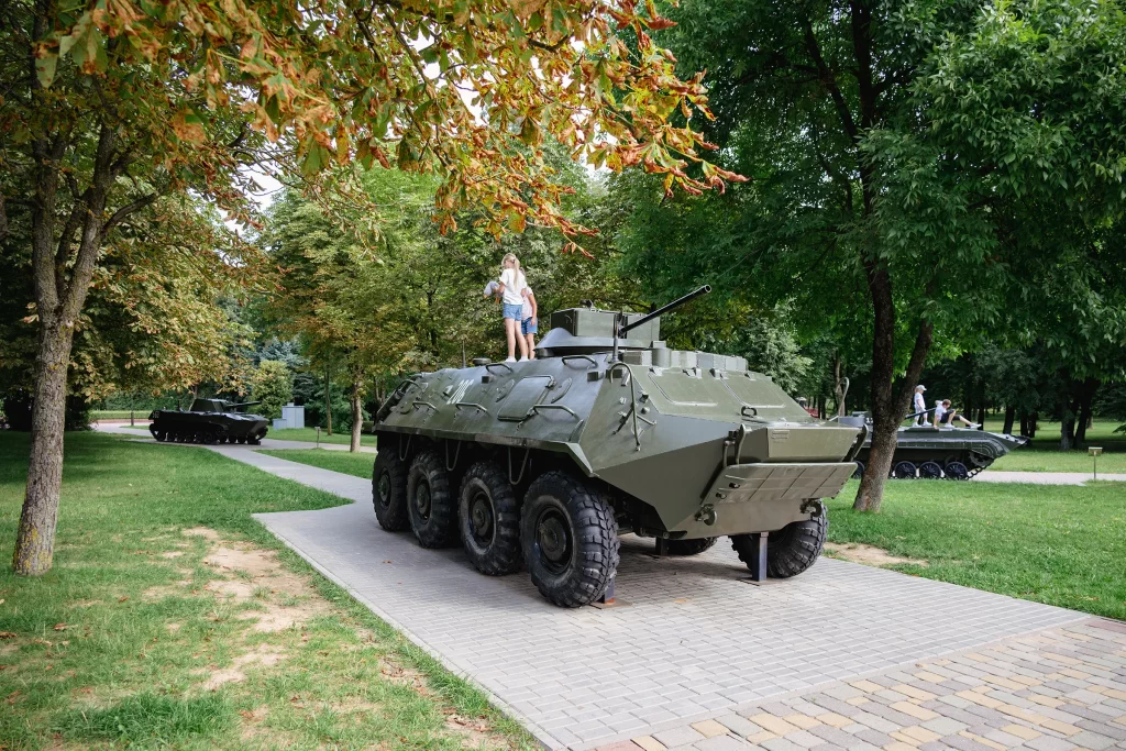 Выставка военной техники в парке рядом с Курганом Славы в Лиде, Беларусь