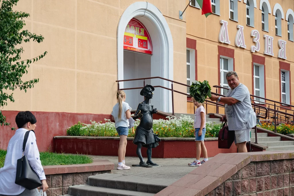 Cкульптура банщика Васи в Лиде, Беларусь