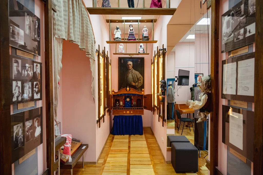 Внутри гостиной Владислава Голубка в Троицком предместье, Минск, Беларусь