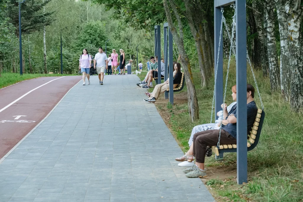Прогулочная дорожка с качелями в парке Lakeside Park, Минск, Беларусь