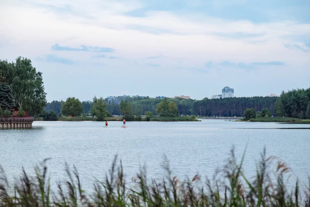 Вид на водохранилище в парке Lakeside Park, Минск, Беларусь