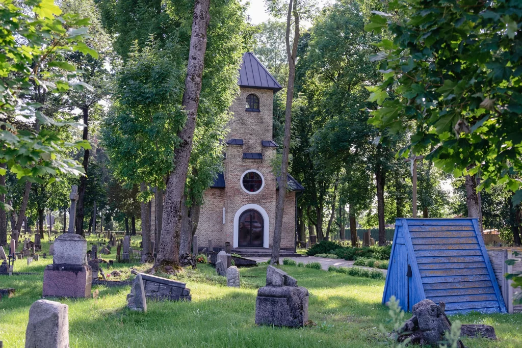 Часовня Святой Варвары на католическом кладбище в городе Лида, Беларусь