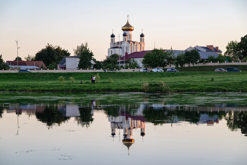 Люди фотографируются на фоне церкви Пантелеймона Целителя, Лида, Беларусь