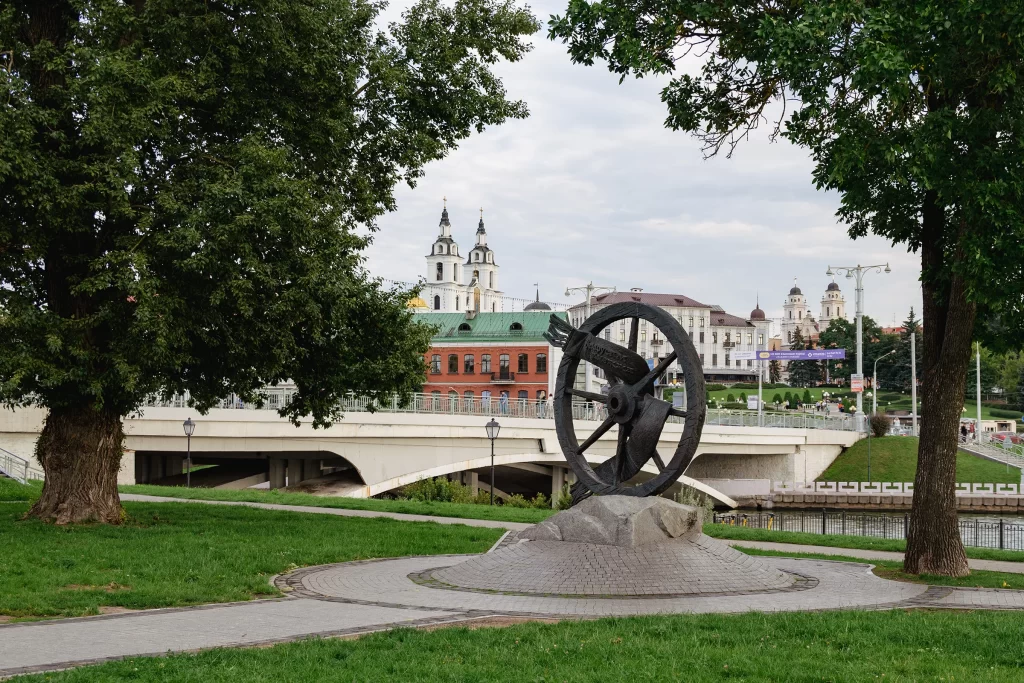 Памятник "Беларусам замежжа" в Троицком предместье, Минск, Беларусь