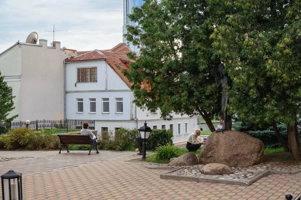 Памятник "Девочка с совой" в Троицком предместье, Минск, Беларусь