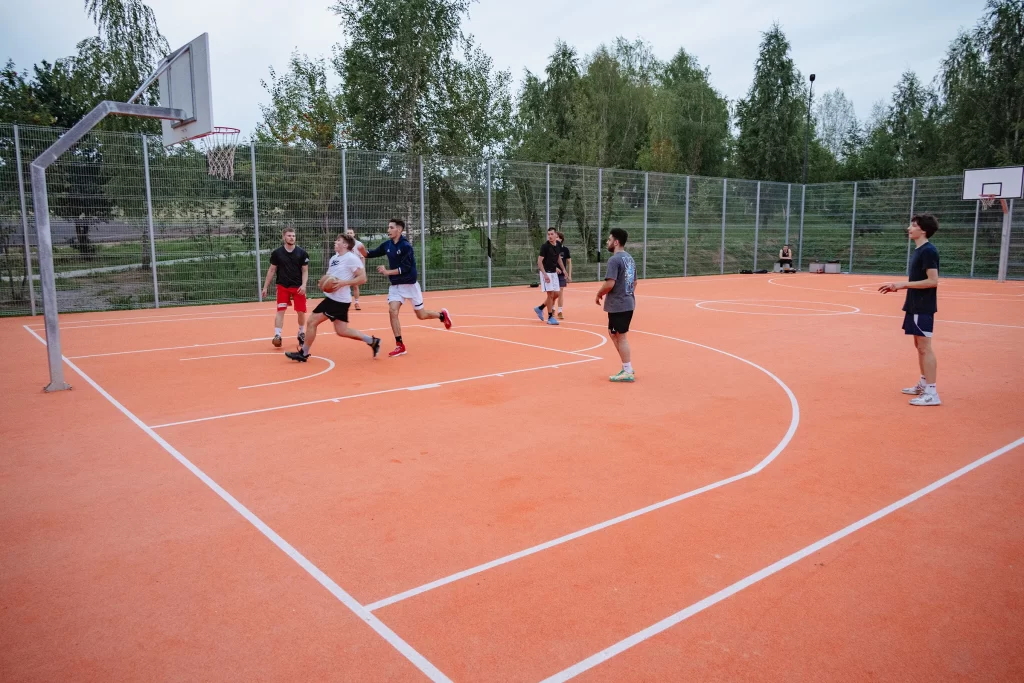 Баскетбольная площадка в парке Lakeside Park, Минск, Беларусь