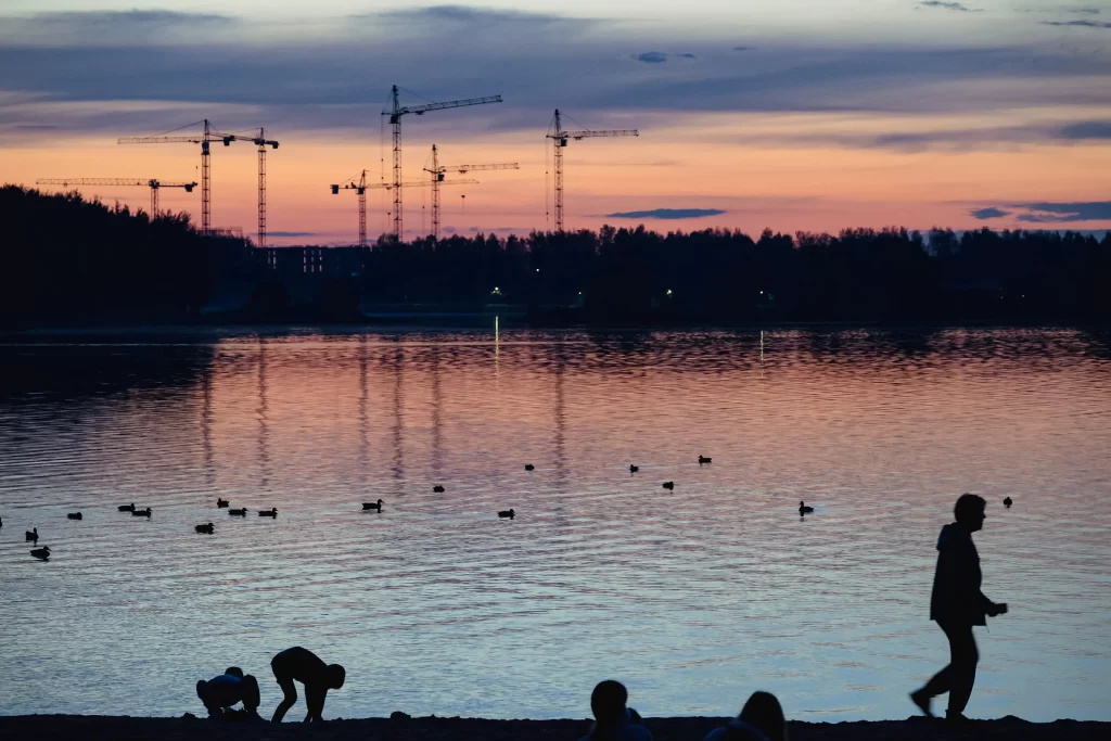 Силуэты людей на фоне озера, Минск, Беларусь