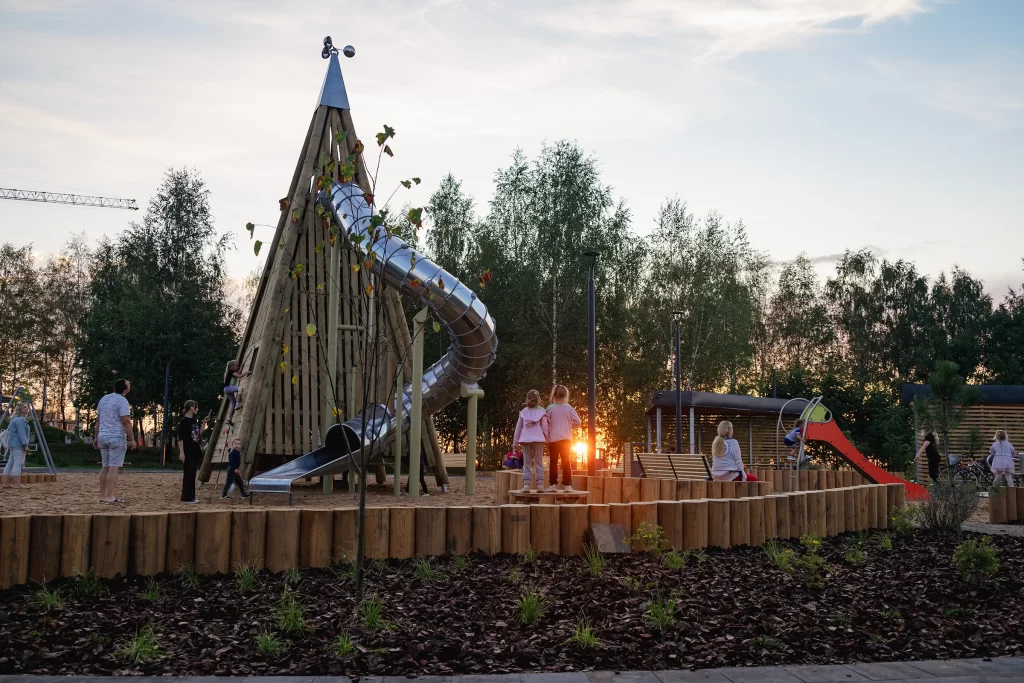 Детская площадка в парке Lakeside Park, Минск, Беларусь
