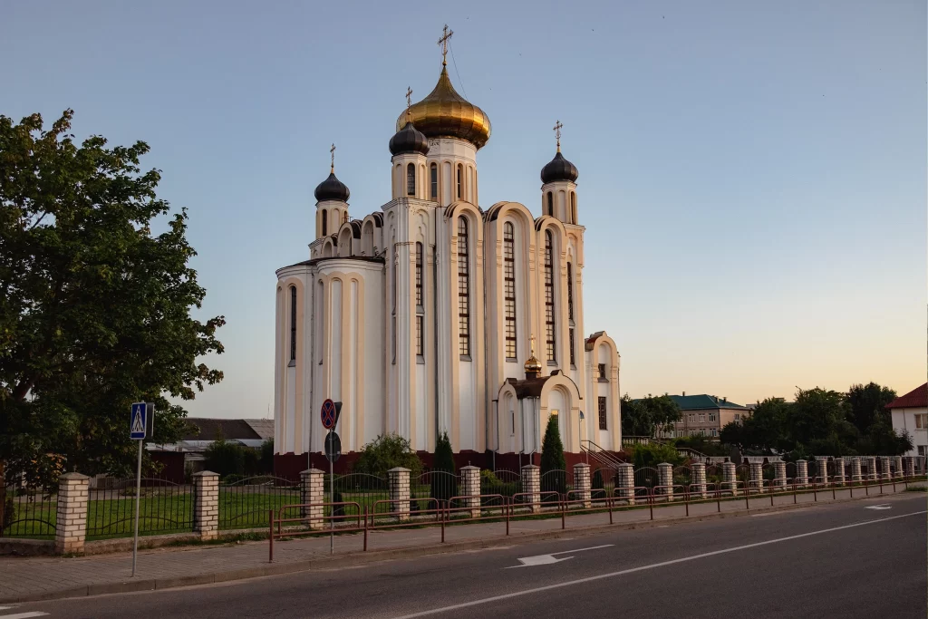 Вид на церковь Пантелеймона Целителя, Лида, Беларусь