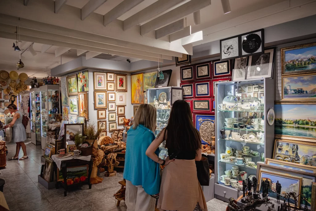 Галерея "Славутасць" в Троицком предместье, Минск, Беларусь