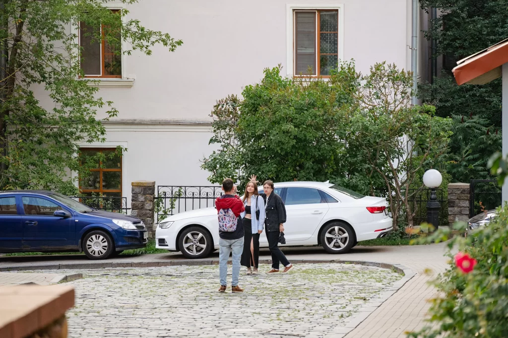 Люди фотографируются в Троицком предместье, Минск, Беларусь