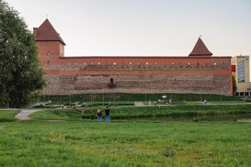 Люди отдыхают рядом с Лидским замком, Лида, Беларусь