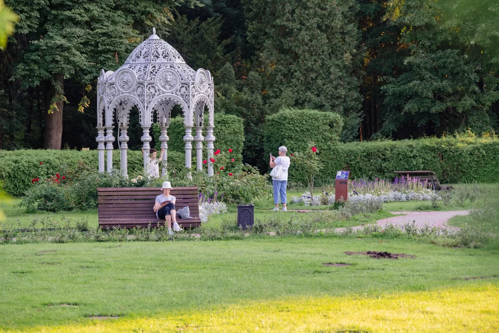 Люди в Ботаническом саду, Минск, Беларусь