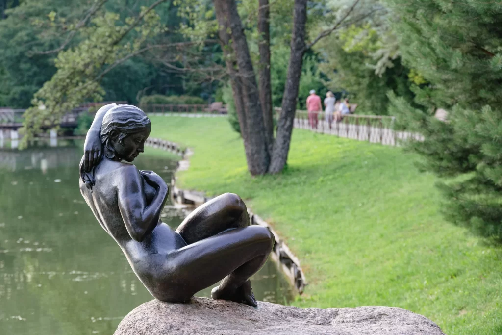 Скульптура у озера Ботанического сада, Минск, Беларусь