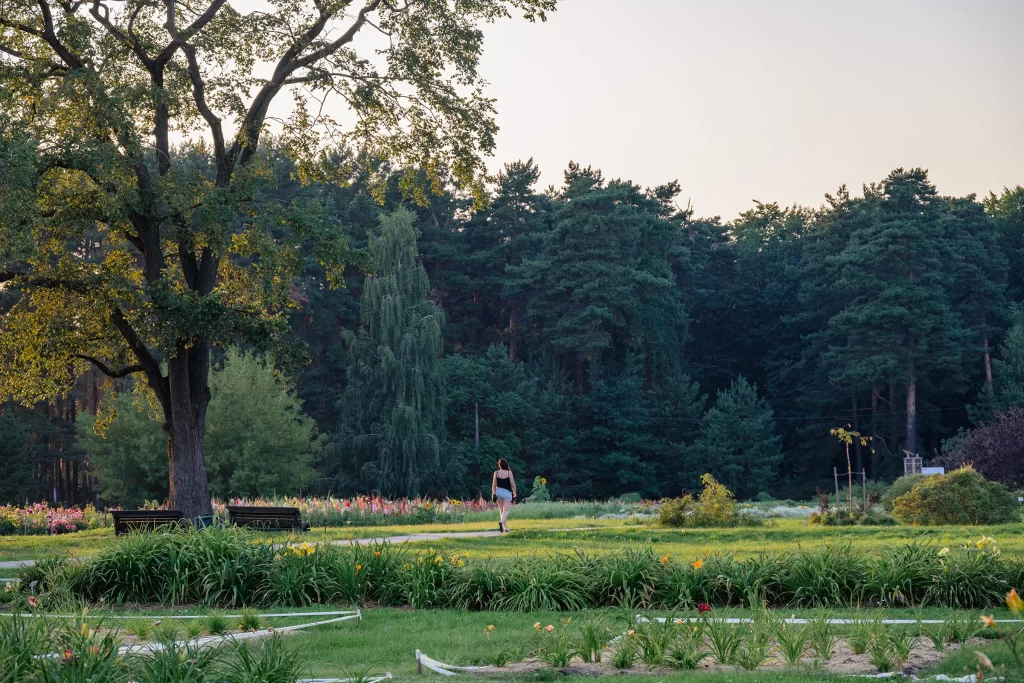 Красивая девушка идет по Ботаническому саду, Минск, Беларусь