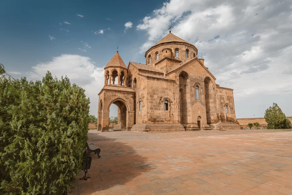 Панорамный вид на древнюю каменную церковь Святой Рипсиме, Армения