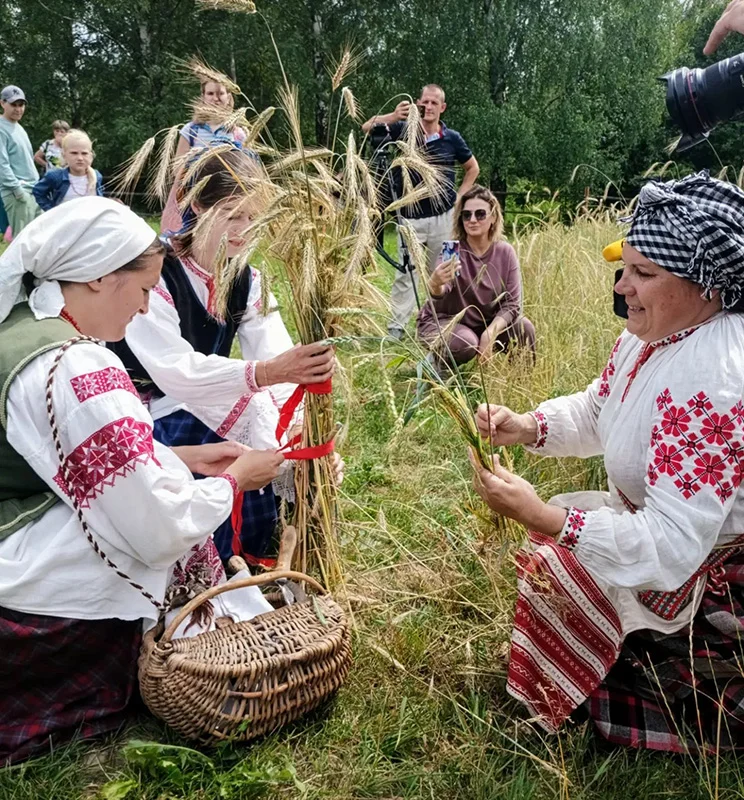 Старинный обряд сбора урожая в Озерце, Беларусь