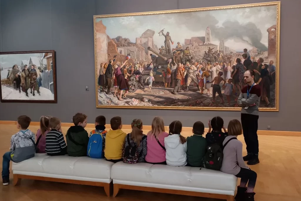 Дети рассматривают картину в музее
