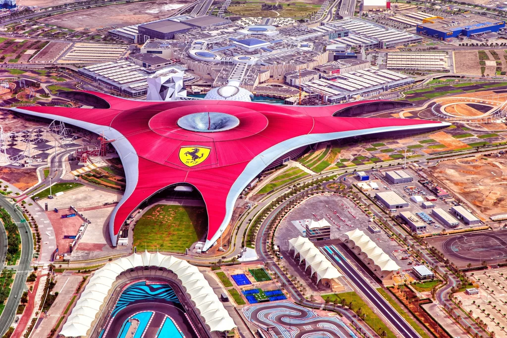 Вид с воздуха на Ferrari World Park — крупнейший крытый парк развлечений в мире на пустынном острове Яс, ОАЭ