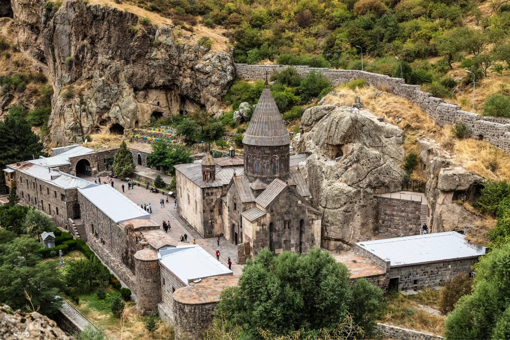 Вид сверху на монастырский комплекс Гегард, Армения