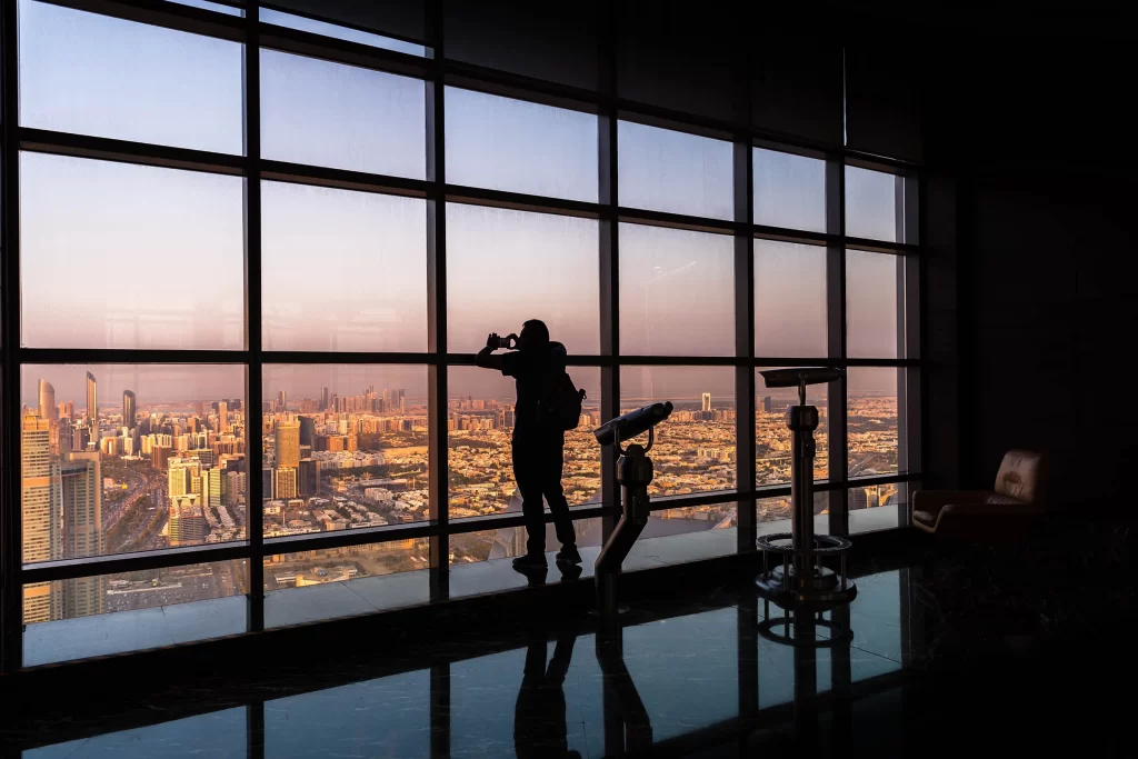 Силуэт туриста, фотографирующего со смотровой площадки Observation Deck at 300, ОАЭ