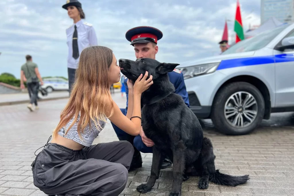 Девочка и служебная собака на празднике минской милиции, Минск, Беларусь