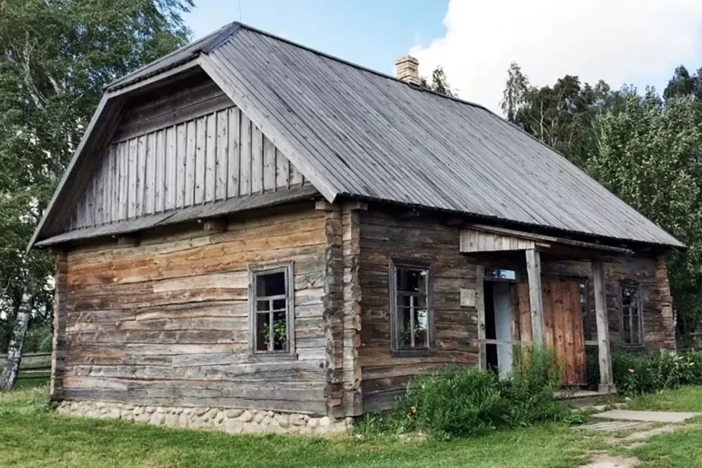 Старинное здание из дерева в музее "Озерцо", Минск, Беларусь